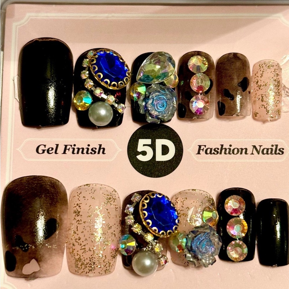 Elegant 5D Gel Finish Press-On Nails - Black and Gold